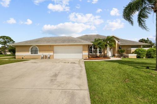 2055 Aaron Ln, Fort Pierce, FL 34953-2104