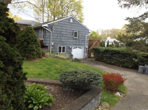 16 Whittier Dr, San Remo, NY 11754-2338