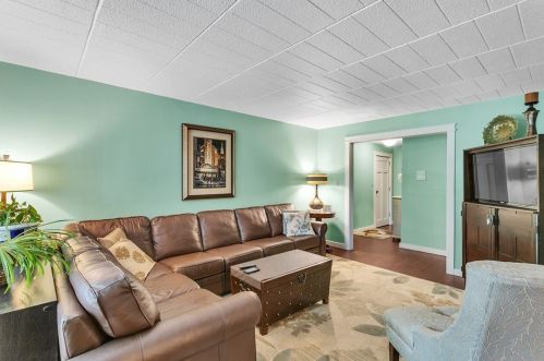 701 Camelot Dr, Pittsburgh PA  15237-4979 exterior