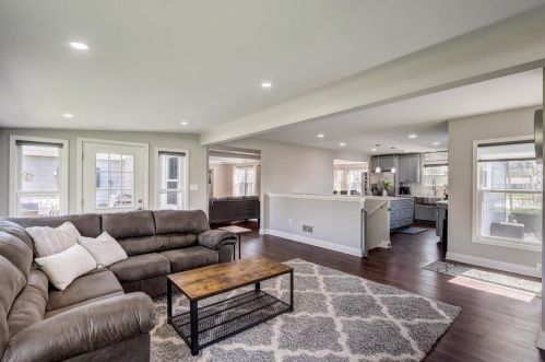 9154 Pelham Pkwy, Milwaukee WI  53217-1860 exterior