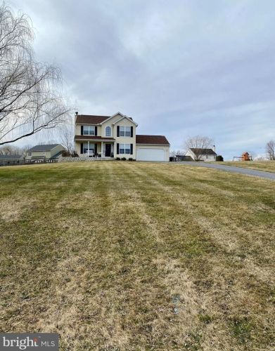 39 Viceroy Dr, Falling Waters, WV 25419-4928