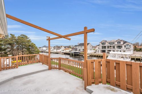 1019 Bowsprit Pt, Lacey Township NJ  08734-2706 exterior