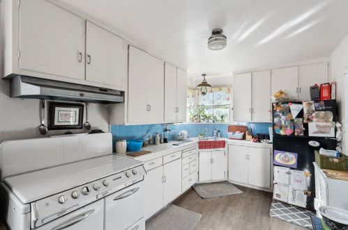 1811 Robin Whipple Way, Belmont CA  94002-1852 exterior