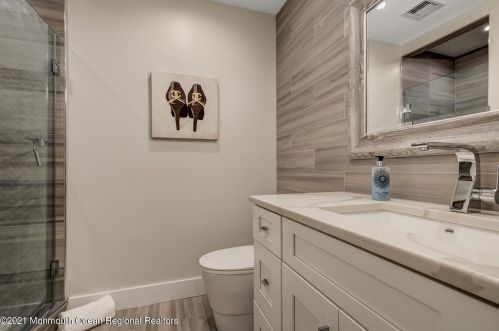 4 Windsor Ct, Jackson Twp NJ  08527-1214 exterior