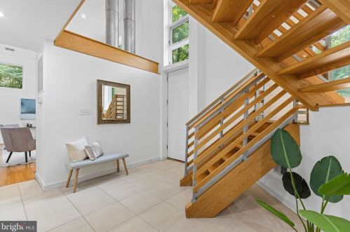 3709 Whispering Ln, Falls Church VA  22041-1121 exterior