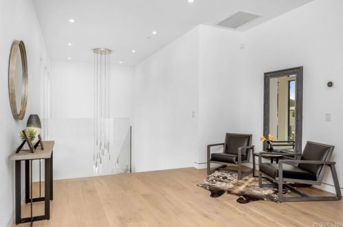 18067 Calvert St, Van Nuys CA 91316-1216 exterior