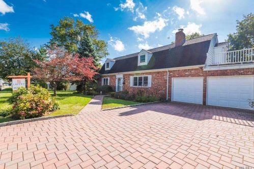 726 Oxford St, Westbury, NY 11590-2453