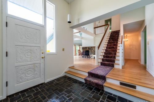 10 Baldwin Dr, Waterford CT  06385-2708 exterior