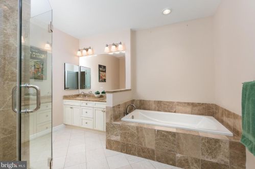 221 Victoria Mews, Princeton NJ  08542-3748 exterior