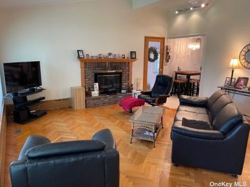149 Iceland Dr, Huntington Station, NY 11746-4231