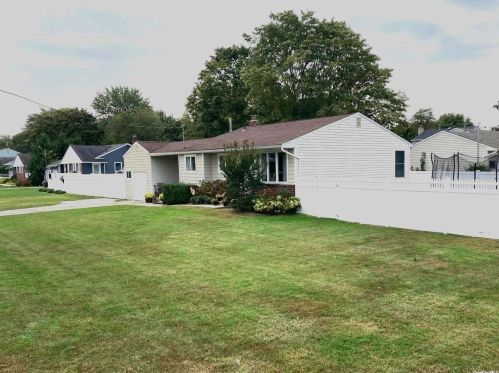 1454 Richland Blvd, Bayshore, NY 11706-4942