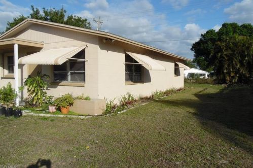 28 Andros St, Lehigh Acres, FL 33936-6818