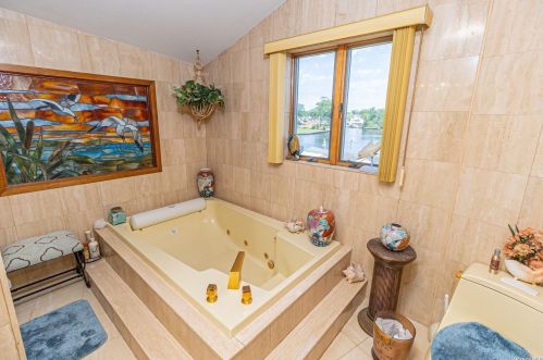 20 Cedar Ln, Babylon NY  11702-3809 exterior