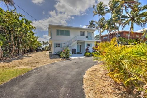 570 Sombrero Beach Rd, Marathon, FL 33050-3901