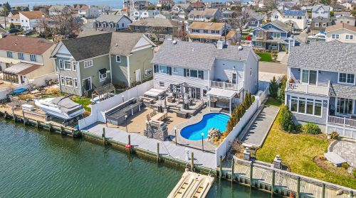 95 Midway St, Babylon NY  11702-4311 exterior