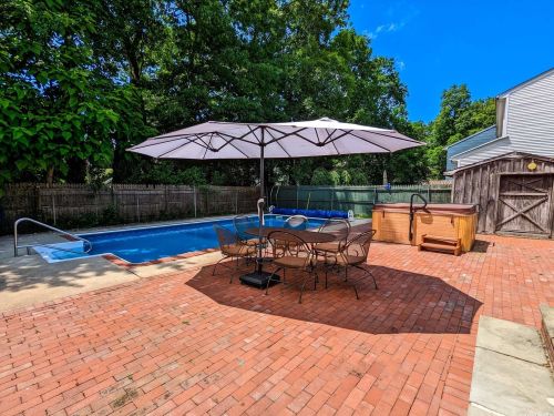 17 Torwood Ct, Huntington Station NY  11746-3811 exterior