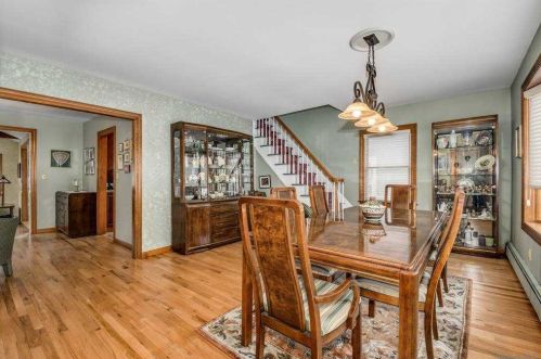12 Henry St, Williston Park, NY 11596-1128