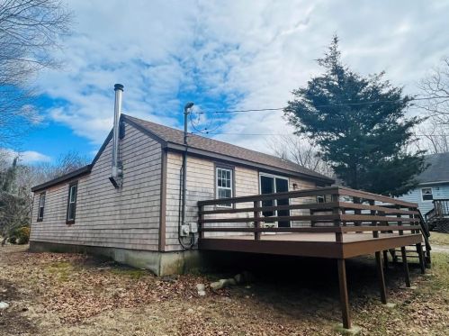 81 Flagg Ln, North Kingstown, RI 02852-6707