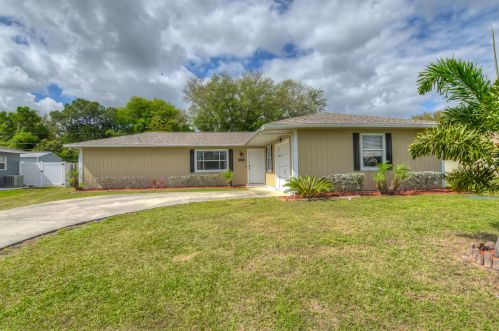 1026 Del Rio Blvd, Fort Pierce, FL 34953-1967