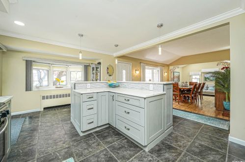 5 Victoria Rd, Babylon NY  11703-1406 exterior