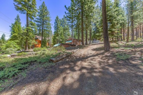 1348 Ottawa Dr, South Lake Tahoe CA  96150-4820 exterior