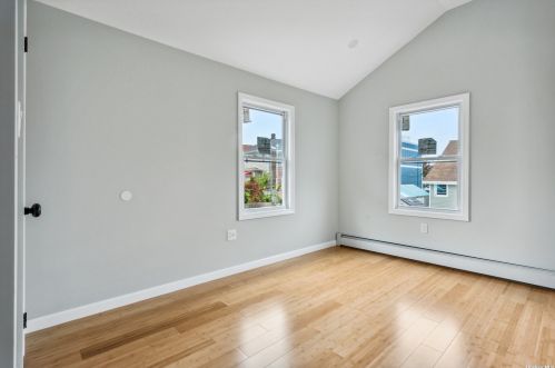 339 Beach 43rd St, Far Rockaway NY  11691-1209 exterior