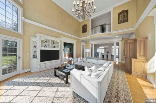 878 Seneca Rd, Franklin Lakes NJ  07417-2825 exterior
