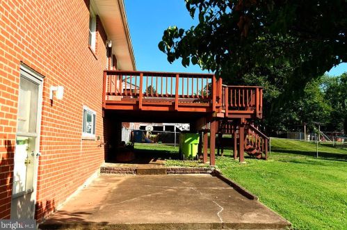 5232 Oldcastle Ln, Springfield VA  22151-1928 exterior