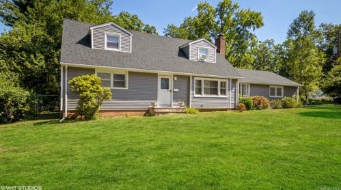 17 Sunset Dr, Airmont, NY 10901-6820