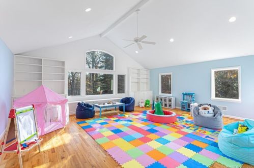 46 Merriland Rd, Stamford CT  06903-1717 exterior