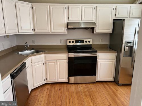 2394 Branleigh Park Ct, Herndon, VA 20191-2813