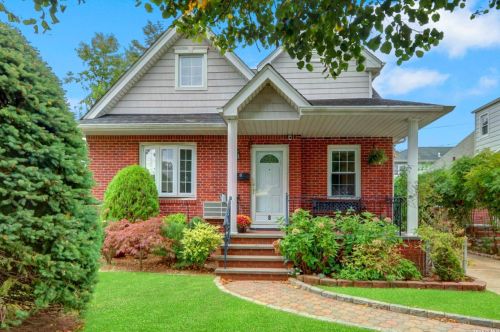 8 Tulip Ln, New Hyde Park, NY 11040-1925