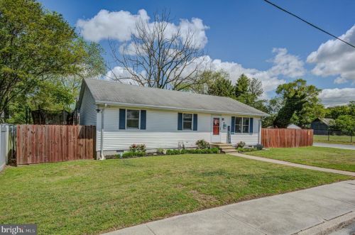 107 8th St, Laurel, DE 19956-1401