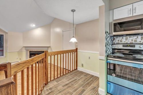 21 Lake Rd, Woodbury CT  06798-2326 exterior