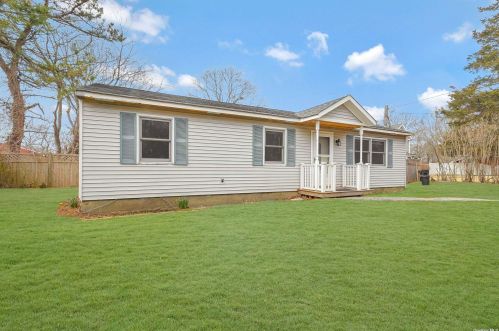 134 Chichester Ave, Center Moriches, NY 11934-2004