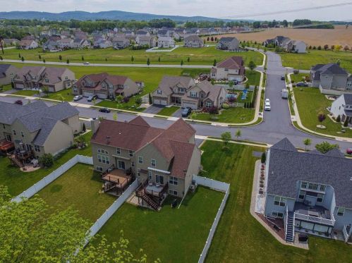 1105 Monarch Ln, Breinigsville PA  18031-9321 exterior