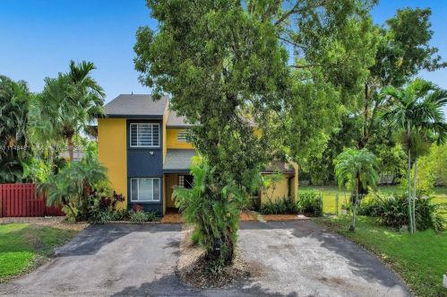 7692 Oakmont Cir, Hialeah FL  33015-2046 exterior