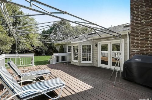 11 Remsen Ct, Mount Sinai NY  11766-1603 exterior