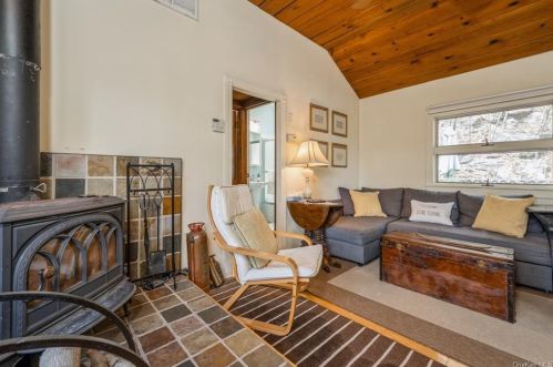16 Deer Trl, Greenwood Lake NY  10925-4220 exterior