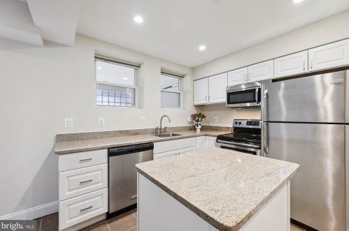 712 Kenyon St, Washington DC  20010-1522 exterior