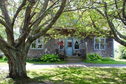 377 Seapowet Ave, Tiverton RI  02878-4841 exterior
