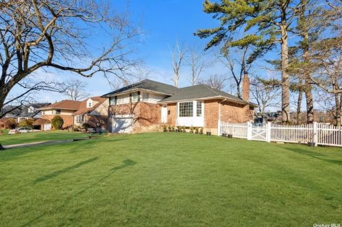 545 Queen St, Westbury NY  11590-1399 exterior