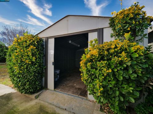 1062 Schadeck St, Manteca CA  95336-5956 exterior