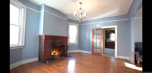 4514 Hoxie St, Bronx, NY 10470-1311