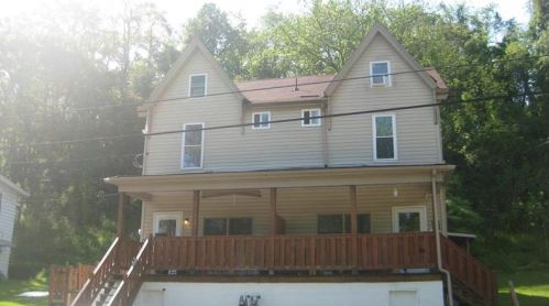 717 Stella St, Jeannette, PA 15644-1364