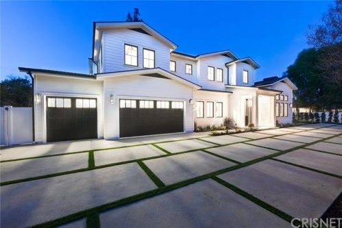 17611 Weddington St, Van Nuys, CA 91316-2568