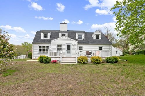 40 Harvard Ter, Gales Ferry, CT 06335-1415