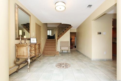 741 Park Ct, Valley Stream, NY 11581-3507