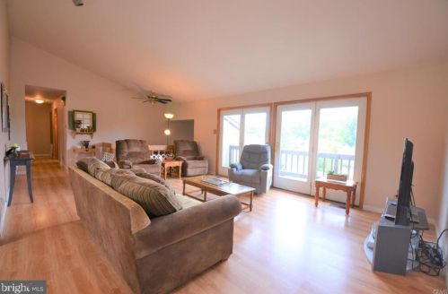 3816 Clover Cir, Schnecksville, PA 18078-2144