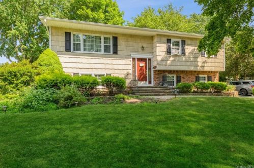 12 Ashwood Ln, Garnerville, NY 10923-1102